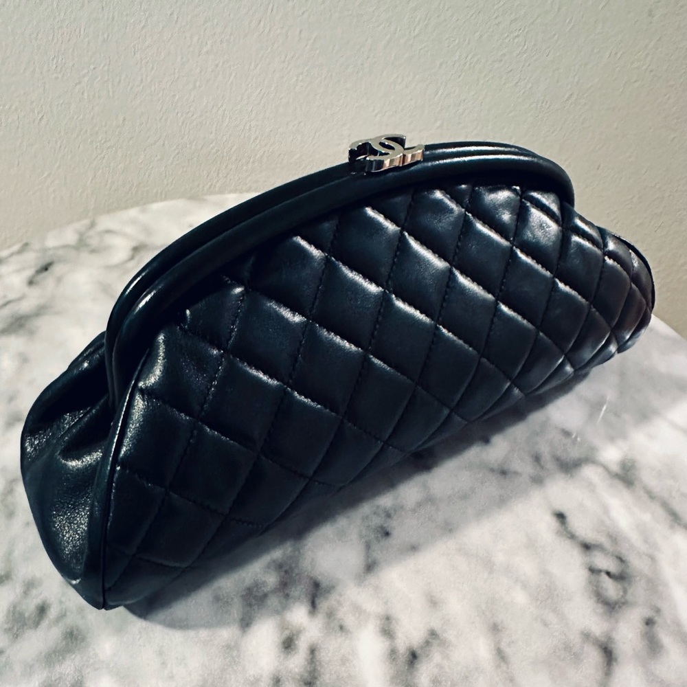 CHANEL Quilted Caviar Lambskin leather clutch VINTAGE in EXCELLENT condition